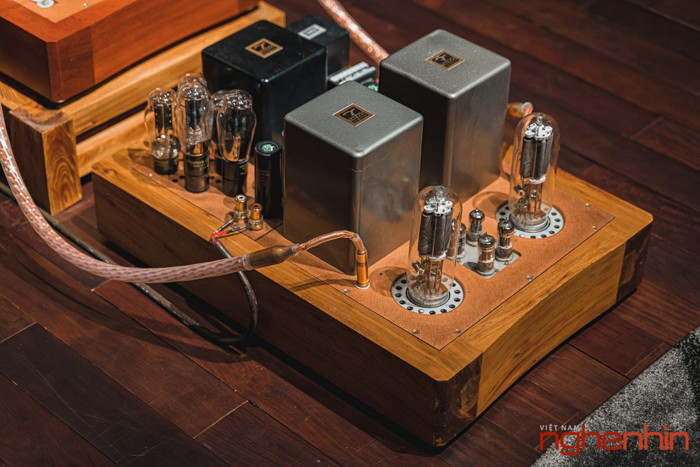 Poweramp sử dụng 2 bóng 211 United, biến thế Tango X-10S đời đầu, 5 bóng nắn Western Electronic 274A, tụ Black Gate WKZ được lắp theo mạch của huyền thoại Audio Note Kondo Ongaku