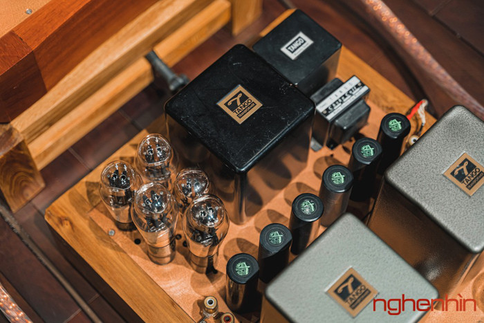 Cận cảnh dàn đèn nắn Western 274A và dàn tụ Black Gate KWZ là những linh kiện rất giá trị.