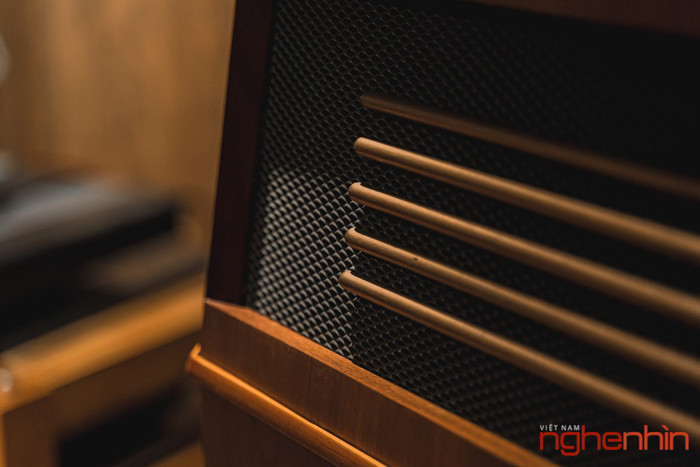 Chơi đồ âm thanh xưa không chỉ đơn thuần là hướng đến những hoài niệm về chất âm mộc mạc của thời analog với cassette, đĩa nhựa, băng cối hay ngoại hình và cấu tạo độc đáo của những món đồ có tuổi đời lên đến 50 60 năm mà vintage audio nếu sở hữu được những thiết bị huyền thoại, phối ghép tốt, nó hoàn toàn giúp người chơi trải nghiệm được những tinh hoa âm thanh.