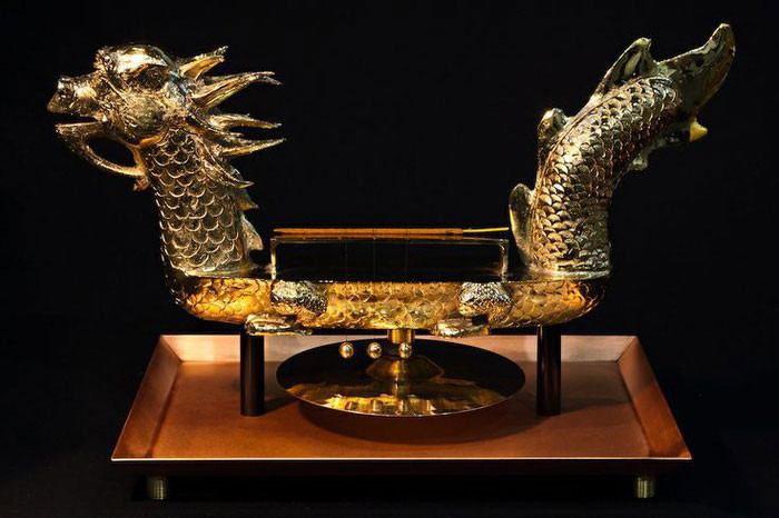 Người Trung Hoa phát minh ra cách đo thời gian bằng nhang vào thời nhà Tống (960-1279) sau đó phổ biến đến những quốc gia lân cận như Nhật Bản, Cao Ly, hay Việt Nam. Ở dạng nguyên sơ nhất, họ tính thời gian bằng đơn vị que nhang. Hình ảnh thường thấy nhất là các kì tính thời gian làm bài bằng 1 que nhang dài. Sau đó, đồng hồ nhang ra đời gồm những quả cầu kim loại được buộc dọc thanh nhang theo khoảng cách đều nhau bằng những sợi dây. Khi nhang cháy hết một đoạn, dây tuột ra làm rơi những quả cầu rớt xuống tạo ra tiếng động báo giờ.