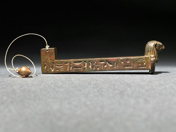 Người Ai Cập phát minh phương pháp canh thời gian ban đêm bằng dụng cụ thiên văn merkhet vào khoảng những năm 600 TCN. Dụng cụ này còn được biết đến với tên gọi dân gian là đồng hồ sao. Dụng cụ gồm 1 thanh thước thẳng gắn với một dây dọi (dây có buộc một vật nặng ở đầu dưới, dùng để xác định phương thẳng đứng). Các nhà thiên văn đặt dây dọi thẳng đứng và thanh thước hướng về sao Bắc Cực tạo thành một đường Bắc - Nam.