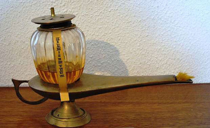 Đồng hồ đèn dầu được thiết kế với một khung chứa dầu, thường là dầu cá voi dùng để đốt đèn. Trên khung chứa dầu ghi những con số cho biết khoảng thời gian qua đi. Các nhà khoa học chưa biết chính xác loại đèn dầu này ra đời khi nào và ở đâu nhưng chúng được sử dụng thịnh hành vào thế kỷ 18 trên thế giới.