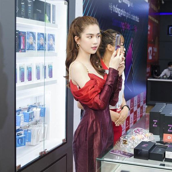 Người đẹp thích thú trải nghiệm bộ ba camera sau và sử dụng chế độ Flex Mode (có thể gập 90 độ) để selfie.