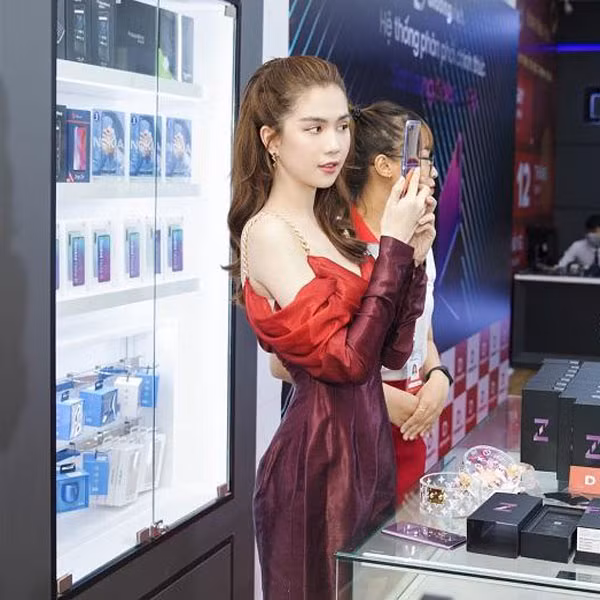 Người đẹp thích thú trải nghiệm bộ ba camera sau và sử dụng chế độ Flex Mode (có thể gập 90 độ) để selfie.