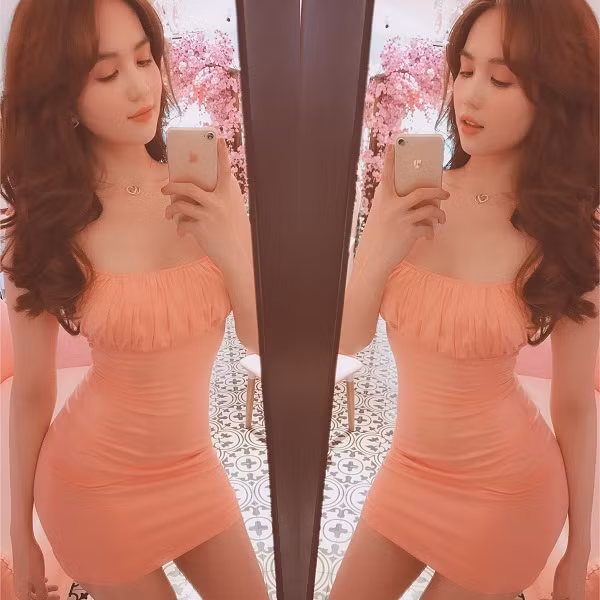 Tuy nhiên chỉ cách đây không lâu, ở thời điểm nửa cuối năm 2019, “nữ hoàng nội y” từng gây bất ngờ khi vẫn sử dụng chiếc iPhone 7 đời cũ, thay vì iPhone 11 hay phiên bản 11 Pro Max hiện đại. Ảnh: Instagram NV