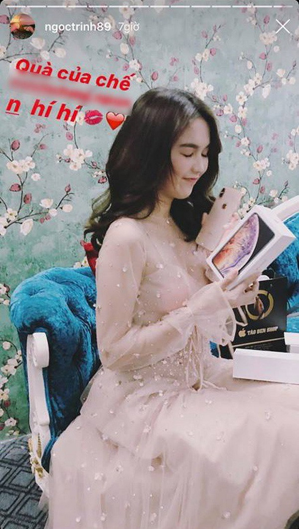 Cũng trong năm 2018, Ngọc Trinh sở hữu thêm chiếc iPhone XS Max bản 512 Gb ra mắt tháng 9.