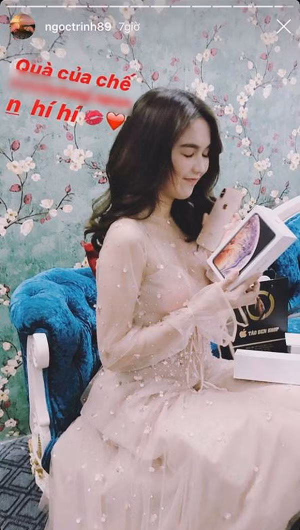 Cũng trong năm 2018, Ngọc Trinh sở hữu thêm chiếc iPhone XS Max bản 512 Gb ra mắt tháng 9.