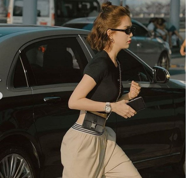 Galaxy S9+ xuất hiện liên tục cùng Ngọc Trinh trong những buổi đi chơi, café cùng bạn bè, theo cô nàng sang cả châu Âu, các sự kiện lớn nhỏ, đủ để thấy người đẹp mê mẩn chiếc điện thoại này đến thế nào. Ảnh: Instagram NV