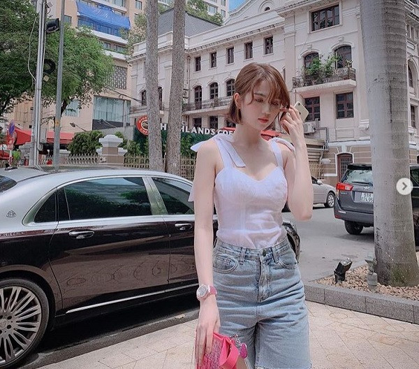 Nhiều lần Ngọc Trinh khoe ảnh bên chiếc iPhone 7. Ảnh: Instagram NV