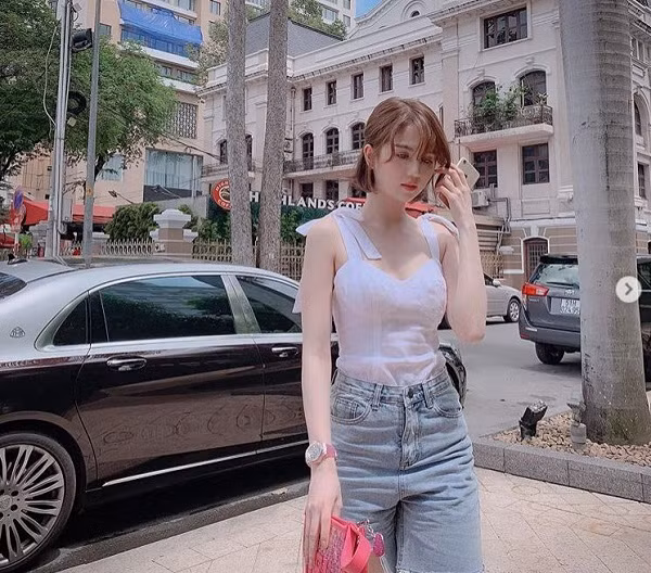 Nhiều lần Ngọc Trinh khoe ảnh bên chiếc iPhone 7. Ảnh: Instagram NV