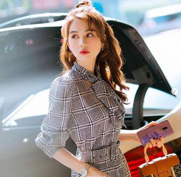 Ngọc Trinh là một trong số những người đẹp thường xuyên đổi điện thoại. Năm ngoái “nữ hoàng nội y” từng bị “bắt gặp” sắm cho mình điện thoại Galaxy S9+ phiên bản Tím Lilac của Samsung, sau gần 10 năm là iFan. Ảnh: Instagram NV