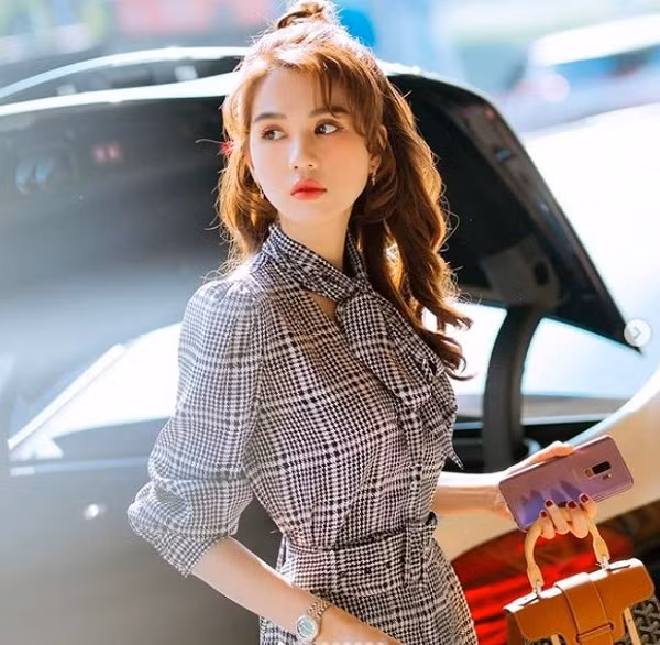 Ngọc Trinh là một trong số những người đẹp thường xuyên đổi điện thoại. Năm ngoái “nữ hoàng nội y” từng bị “bắt gặp” sắm cho mình điện thoại Galaxy S9+ phiên bản Tím Lilac của Samsung, sau gần 10 năm là iFan. Ảnh: Instagram NV