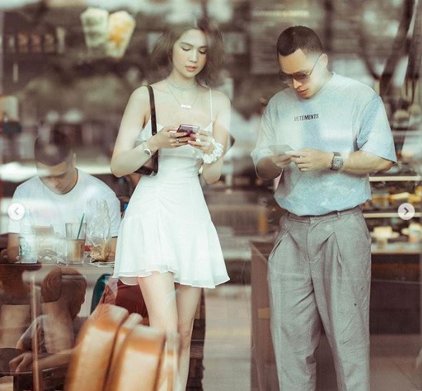 Nổi tiếng với cuộc sống sang chảnh khi thường xuyên xuất hiện cùng những món hàng hiệu đắt tiền, khoe hình ảnh biệt thự, xe hơi xa hoa hay những clip đập hộp triệu view, nhưng Ngọc Trinh không hẳn là fan cuồng công nghệ và không chuộng những chiếc điện thoại sành điệu, đời mới. Ảnh: Instagram NV