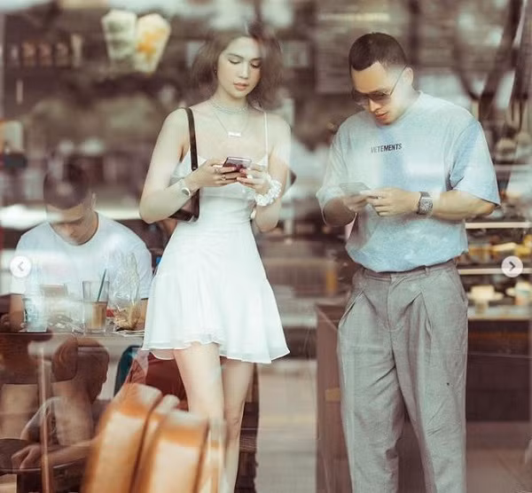 Nổi tiếng với cuộc sống sang chảnh khi thường xuyên xuất hiện cùng những món hàng hiệu đắt tiền, khoe hình ảnh biệt thự, xe hơi xa hoa hay những clip đập hộp triệu view, nhưng Ngọc Trinh không hẳn là fan cuồng công nghệ và không chuộng những chiếc điện thoại sành điệu, đời mới. Ảnh: Instagram NV