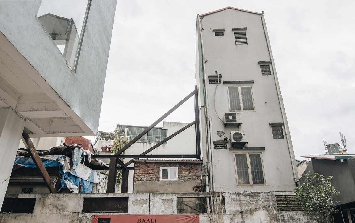 Khoảng 14-15 hộ dân tại ngõ 52 Lĩnh Nam (quận Hoàng Mai, Hà Nội) buộc phải dùng những thanh sắt cố định tạm bợ, nẹp bao quanh tường nhà, sau đó đấu nối để dựa vào chung cư bên cạnh đề phòng trường hợp đổ sập.