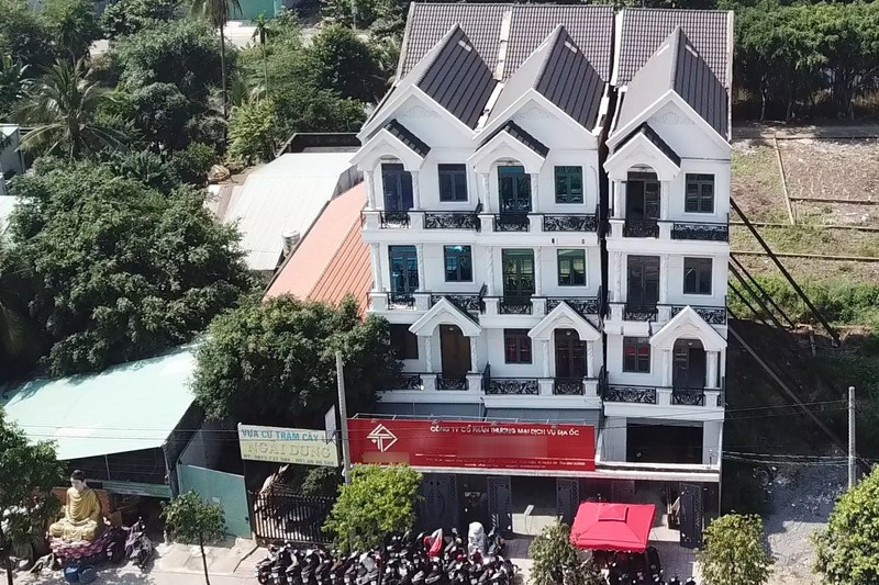 Căn nhà bị nghiêng thuộc dự án nhà liền kề ba căn. Công trình này được đưa vào sử dụng năm 2018. Nhìn bằng mắt thường căn nhà này bị nghiêng so với trục vuông góc mặt đất tính từ đỉnh công trình khoảng 0,3 đến 0,4 m.