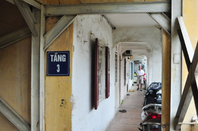 Hơn 200 người dân ở khu tập thể A7, đường Nguyễn Chính (Tân Mai, Hoàng Mai, Hà Nội) đang sống trong nỗi sợ hãi khi ngôi nhà bị nứt nẻ ở nhiều nơi. Lối cầu thang duy nhất dẫn lên tòa nhà đang tách rời khỏi tường chịu lực và được “chống nạng” bằng những giàn giáo sắt từ tầng 1 lên đến tầng 5.