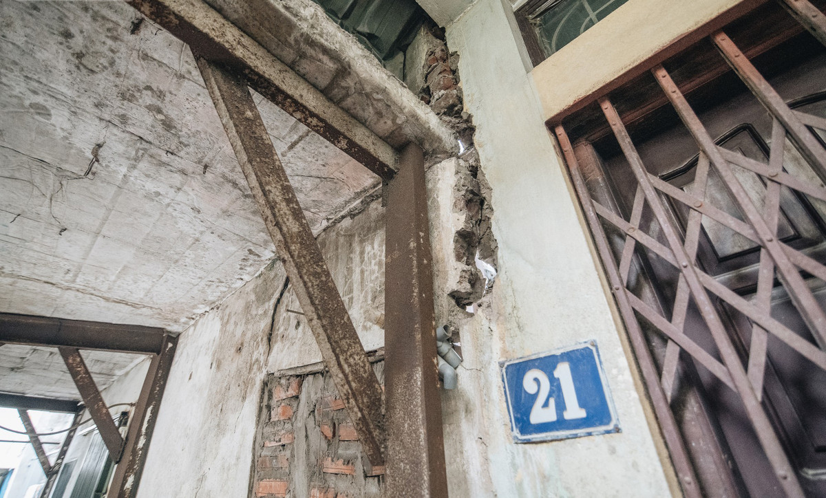 Xung quanh các vị trí đặt các thanh sắt xuất hiện dấu hiệu nứt, không an toàn. Tuy nhiên, vì không chấp thuận mức đền bù, các hộ dân còn lại chấp nhận bám trụ.