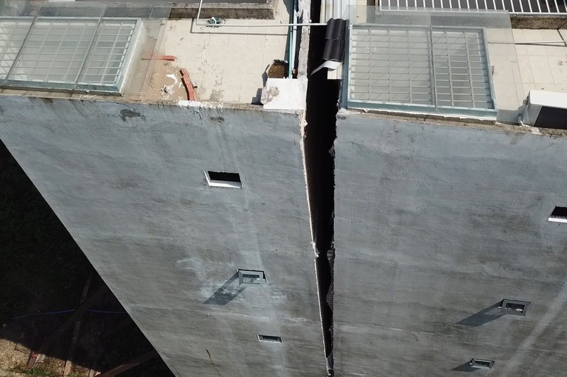 Được biết, khu vực đất nơi công trình này xây dựng có nguồn gốc là đất nông nghiệp, gần sông Sài Gòn, dễ sụt lún.