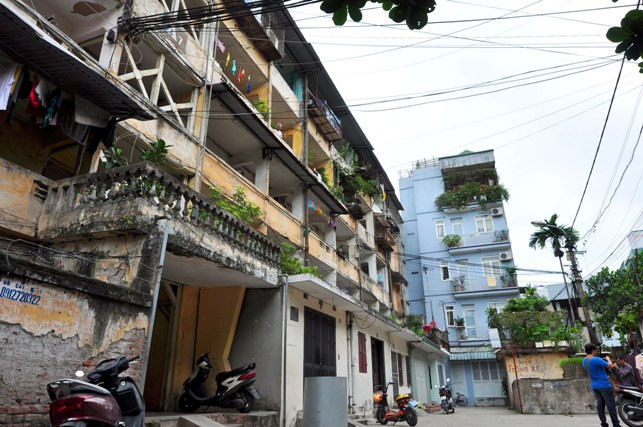 Ngôi nhà chỉ có một lối cầu thang duy nhất dẫn từ tầng 1 lên tầng 5. Từ cuối năm 2010 đến nay, cầu thang ngôi nhà được gia cố thêm những giàn giáo sắt trước nguy cơ đổ sập.