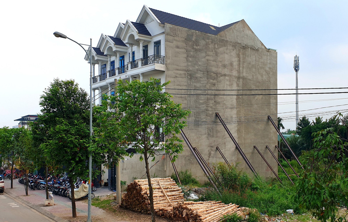 Một căn nhà bốn tầng ở TP Thuận An (Bình Dương) bất ngờ bị nghiêng, có nguy cơ đổ sập de dọa tính mạng người dân.