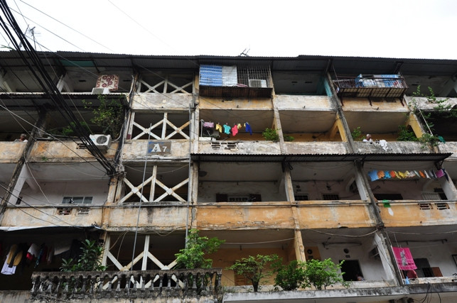 Những thanh sắt được hàn nối với nhau chống đỡ những trụ, dầm ngôi nhà đang có dấu hiệu quá tải.