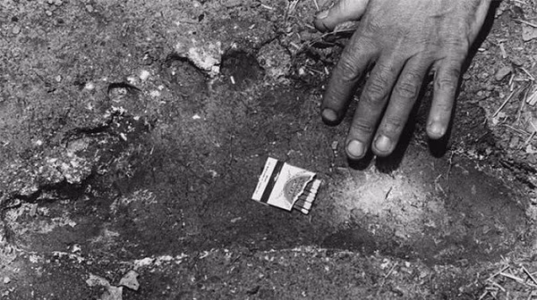 Người dân ở Johnstown, Pennsylvania khá ngạc nhiên khi tìm thấy một dấu chân to, dài đến 45,085 cm gần một tư gia vào năm 1980. Theo hãng tin AP, dấu chân này xuất hiện cùng thời điểm với những tiếng động lạ và mùi hôi bất thường trong khu vực.