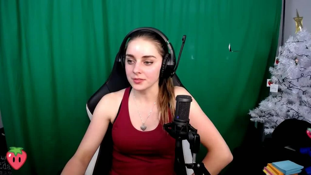 Cô nàng này đã từng thực tập tại kênh truyền hình danh tiếng Australian Broadcasting Corporation (ABC) trước khi quyết định rẽ ngang và trở thành streamer chuyên nghiệp.