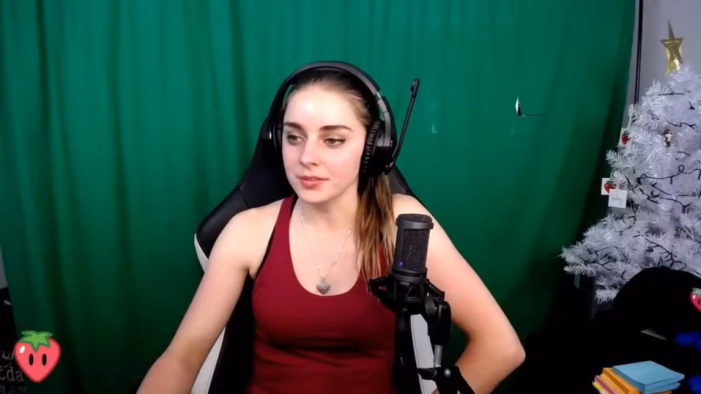 Cô nàng này đã từng thực tập tại kênh truyền hình danh tiếng Australian Broadcasting Corporation (ABC) trước khi quyết định rẽ ngang và trở thành streamer chuyên nghiệp.