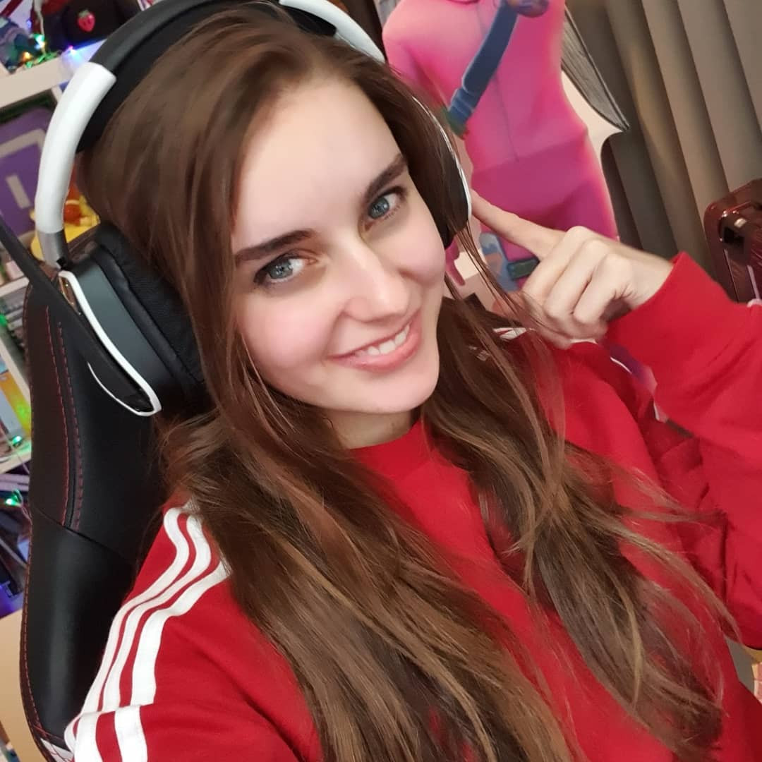 LoserFruit là nữ streamer tiếp theo sở hữu lượng fan đông đảo, cô nàng sinh ra ở Melbourne, Australia, tốt nghiệp cử nhân báo chí tại Đại học RMIT vào năm 2013.