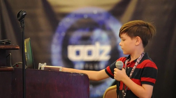 Thần đồng hacker 11 tuổi có tên Emmett Brewer đã được bình chọn là người nhanh nhất trong tổng số 35 hacker nhí (tuổi từ 6 đến 17) tham gia vào cuộc thi hacking lớn nhất thế giới diễn ra hàng năm, DEFCON 26. Không ít người sốc khi biết rằng website bầu cử của tiểu bang Florida đã "thất thủ" trước thần đồng hacker 11 tuổi chỉ trong vòng chưa đầy 10 phút.