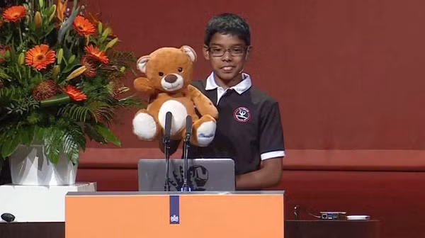 Dù mới 9 tuổi nhưng hacker nhỏ tuổi nhất thế giới này đã là CEO của công ty phát triển trò chơi và ứng dụng Prudent Games. Ngoài ra cậu bé còn tham dự hội nghị an ninh mạng lớn nhất thế giới RSA.