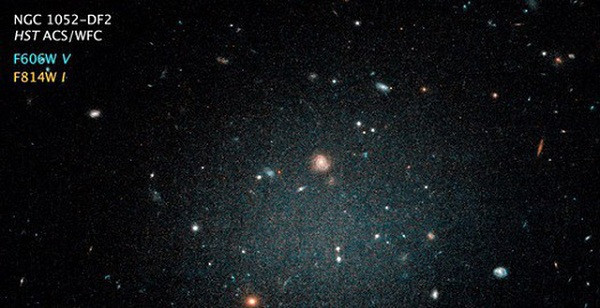 Vật chất tối chiếm 85% vật chất trong vũ trụ, tuy nhiên năm 2018 lại ghi nhận sự phát hiện một dải ngân hà dường như không có bất kì vật chất tối nào. Điều này đã khiến các nhà khoa học sửng sốt, đưa ra một loạt giả thuyết như ngân hà này tạo nên từ khí gas, hay có một "thứ gì đó" xóa sổ vật chất tối.