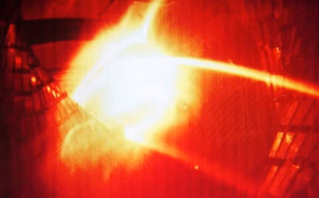 Các thành phần của Tokamak cũng phải đáp ứng các thông số kỹ thuật rất nghiêm ngặt, vừa phải đảm bảo tuân theo thời gian biểu phức tạp để đến Pháp đúng thời điểm. Tiến sĩ Bernard Bigot mô tả việc lắp ráp một bộ phận của cỗ máy này giống như "giải một câu đố ba chiều trên dòng thời gian phức tạp".