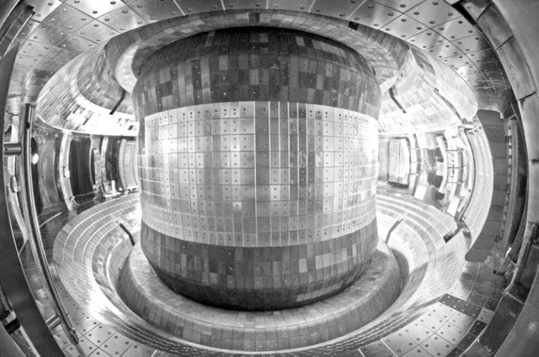 Phản ứng tổng hợp hạt nhân cũng an toàn vì chỉ cần một lượng nhiên liệu nhỏ và không có khả năng rò rỉ vật lý do nguyên liệu bị tan chảy.