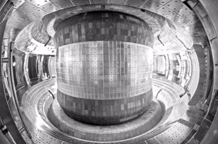 Phản ứng tổng hợp hạt nhân cũng an toàn vì chỉ cần một lượng nhiên liệu nhỏ và không có khả năng rò rỉ vật lý do nguyên liệu bị tan chảy.