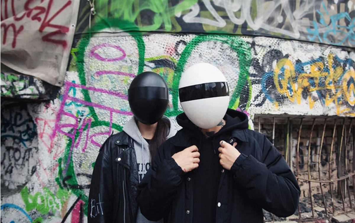 Không giống như các mặt nạ khác, blanc điều chỉnh theo các đặc điểm giải phẫu riêng của khuôn mặt và đầu.