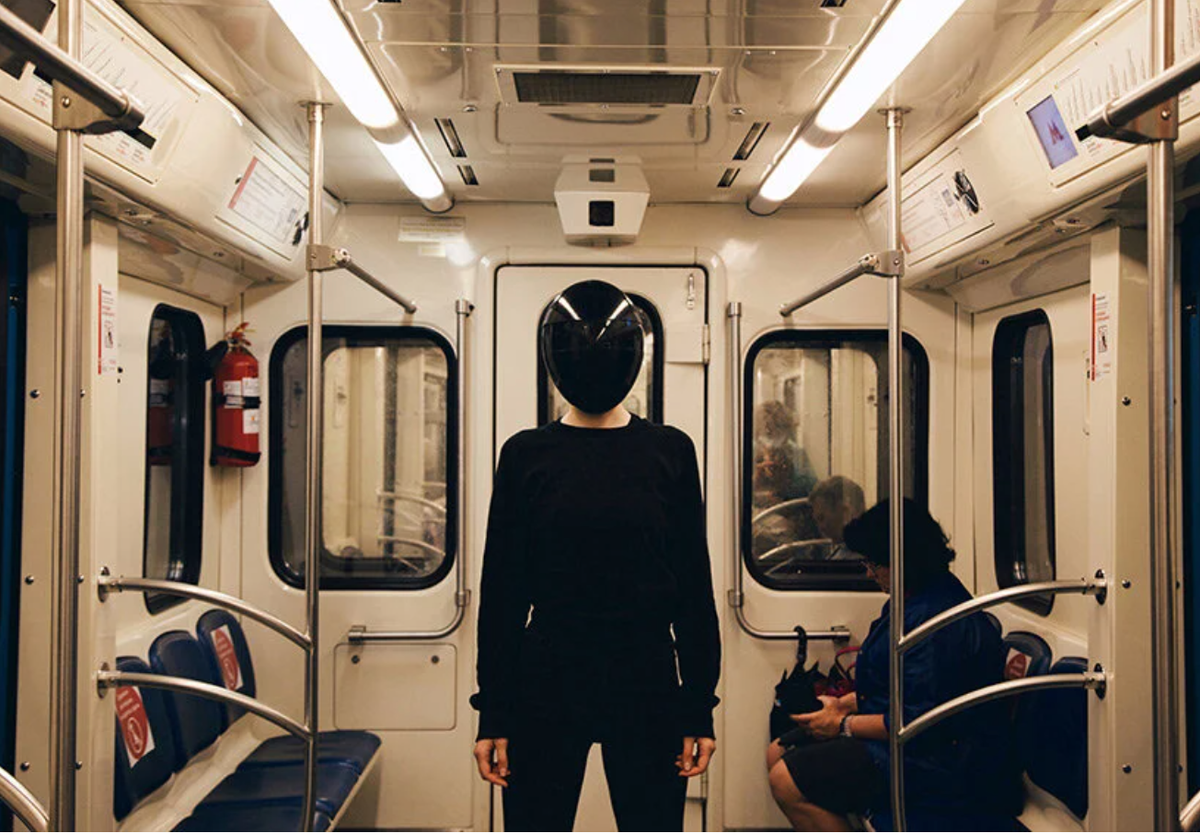 Chiếc khẩu trang kì lạ này khiến nhiều người liên tưởng đến những màn hoá trang, cosplay.