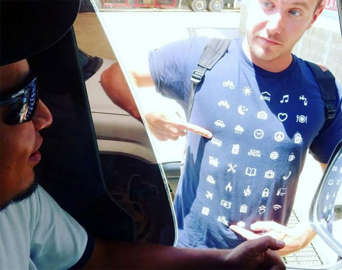 Lên taxi hoặc xe ôm, chỉ vào biểu tượng trên áo và mô tả cử chỉ. Thật là đơn giản!