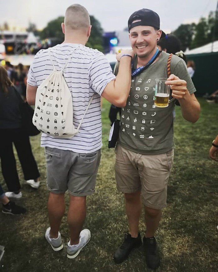 George, Steven và Florian, ba anh chàng Thụy Sỹ sáng lập IconSpeak cho biết: "Nhiều lần chúng tôi phải đối mặt với rào cản ngôn ngữ và chúng tôi vượt qua bằng cách vẽ các dấu hiệu, biểu tượng trên một tờ giấy, bản đồ hoặc đất. Chúng tôi nghĩ rằng sẽ rất tuyệt vời nếu có một bộ biểu tượng thiết yếu bên mình và bạn có thể sử dụng nó vĩnh viễn bất cứ khi nào bạn cần".