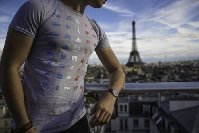 Thông thường cách đơn giản nhất là dùng ngôn ngữ ký hiệu hoặc phức tạp hơn là dùng công cụ dịch trực tuyến.