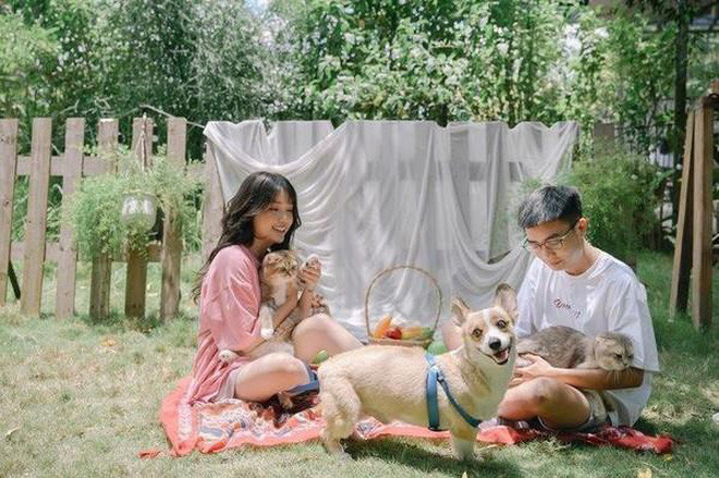 Đám cưới "streamer giàu nhất Việt Nam" không thể thiếu Linh Ngọc Đàm và Bụt. Mặc dù cả hai đã chia tay, nhưng hiện tại họ vẫn là bạn bè của nhau và chơi khá thân thiết.