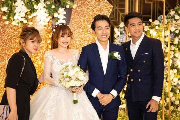 Đầu tiên phải kể đến cặp đôi streamer PewPew và bạn gái tin đồn Hồng Nhật. Anh chàng streamer vốn luôn kín tiếng chuyện yêu đương và rất ít khi cả 2 cùng xuất hiện công khai.