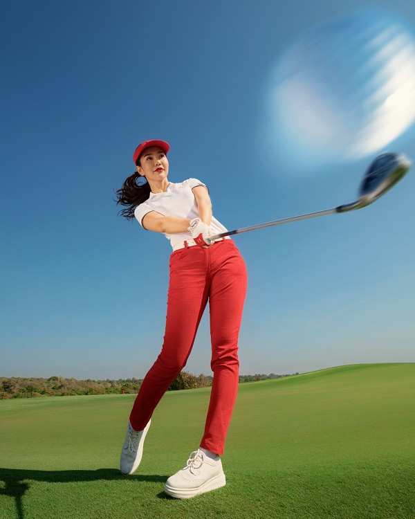 Rạng rỡ trên thảm đỏ, tại các sự kiện đình đám, hình ảnh Á hoàng Golf Queen Hải Anh khoe body nuột nà trên sân cỏ còn khiến cộng đồng golfer mê mẩn hơn cả.