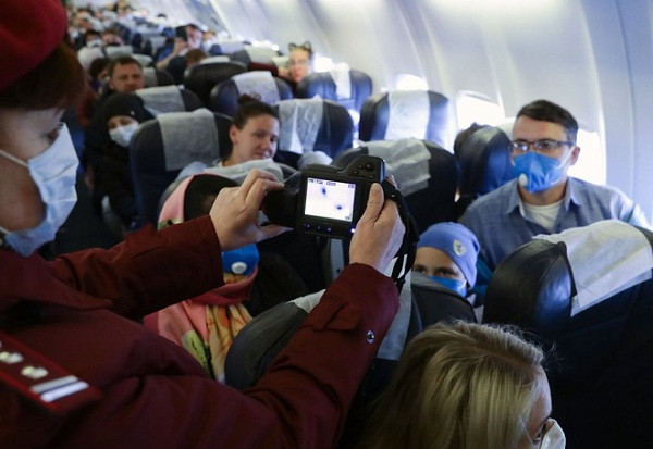 Món đồ công nghệ này được sử dụng khắp nơi, từ sân bay quốc tế, trên các phương tiện công cộng hay nơi đông người, khách sạn,... Tương tự như súng đo nhiệt, các thiết bị đo thân nhiệt khác có hiển thị màn hình giống như một chiếc máy ảnh mini được tận dụng triệt để tại các nhà ga lớn nhỏ để theo dõi các nhóm du khách, đề phòng những triệu chứng của Covid-19.