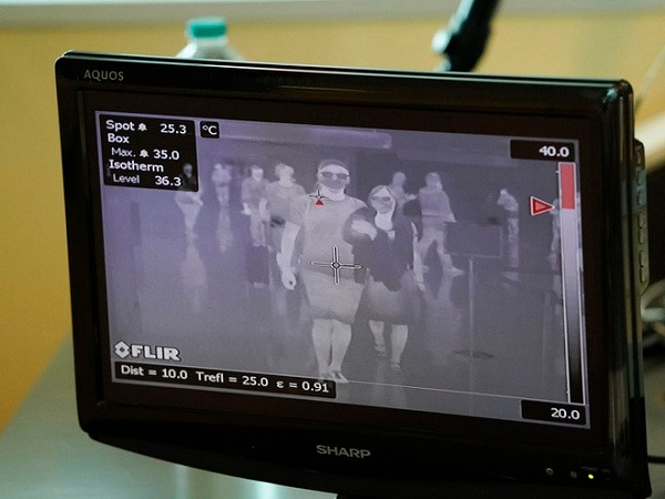 Nhiều công nghệ tiên tiến đã, đang và sắp được triển khai giúp thế giới và Việt Nam tăng hiệu quả trong công tác chống dịch Covid-19. Từ giao hàng không người chuyển phát cho đến kiểm tra bệnh trực tuyến, hay khám bệnh trực tiếp đều đã có sự trợ giúp đắc lực từ các thiết bị công nghệ hiện đại.