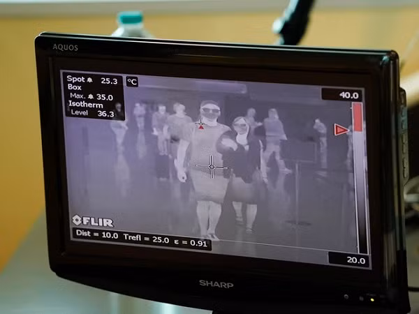 Nhiều công nghệ tiên tiến đã, đang và sắp được triển khai giúp thế giới và Việt Nam tăng hiệu quả trong công tác chống dịch Covid-19. Từ giao hàng không người chuyển phát cho đến kiểm tra bệnh trực tuyến, hay khám bệnh trực tiếp đều đã có sự trợ giúp đắc lực từ các thiết bị công nghệ hiện đại.