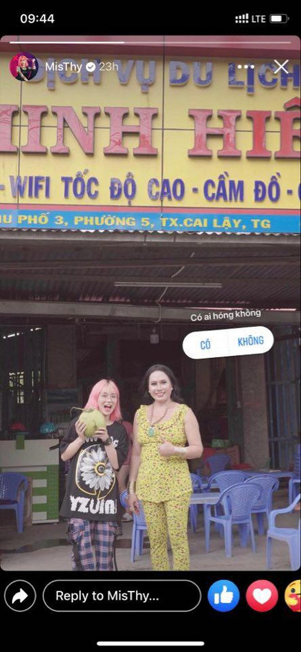 Nữ game thủ còn tranh thủ chụp chung bức hình đứng trước tiệm game của cô Minh Hiếu như để ''nhá hàng'' cho vlog mới. MisThy bật mí ngoài đời cô Minh Hiếu cực kì thân thiện và đáng yêu.