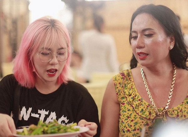 Không để người hâm mộ phải thắc mắc MisThy nhanh chóng lên tiếng cho biết đây là sự hợp tác mới cho video sắp tới của cô nàng. Nữ streamer đình đám bật mí Vlog lần này sẽ có chủ đề "Review quán net nhà cô Minh Hiếu".