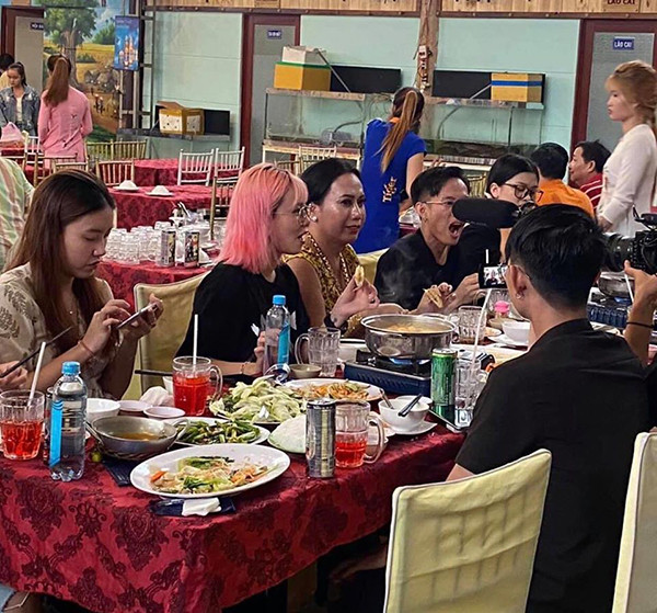 Và khỏi phải nói ai cũng đoán được màn kết hợp "để đời" này được cộng đồng mạng hưởng ứng nhiệt liệt đến thế nào. Ngay dưới bài đăng, hầu hết cộng đồng mạng đều ủng hộ và mong chờ Vlog sắp tới của MisThy và để lại loạt bình luận có cánh cho ''cặp đôi lầy lội'' này.